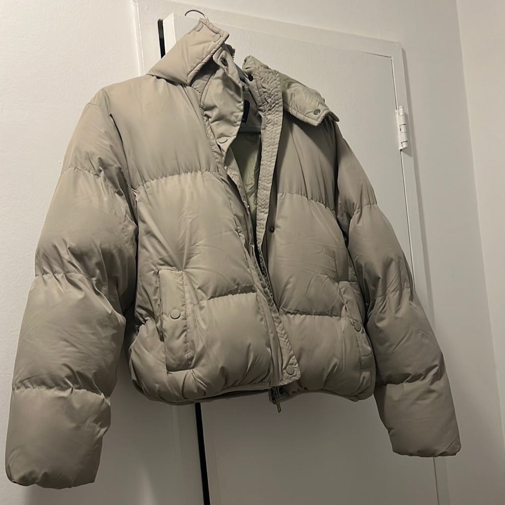 Sage green cropped women’s puffer with hood!
